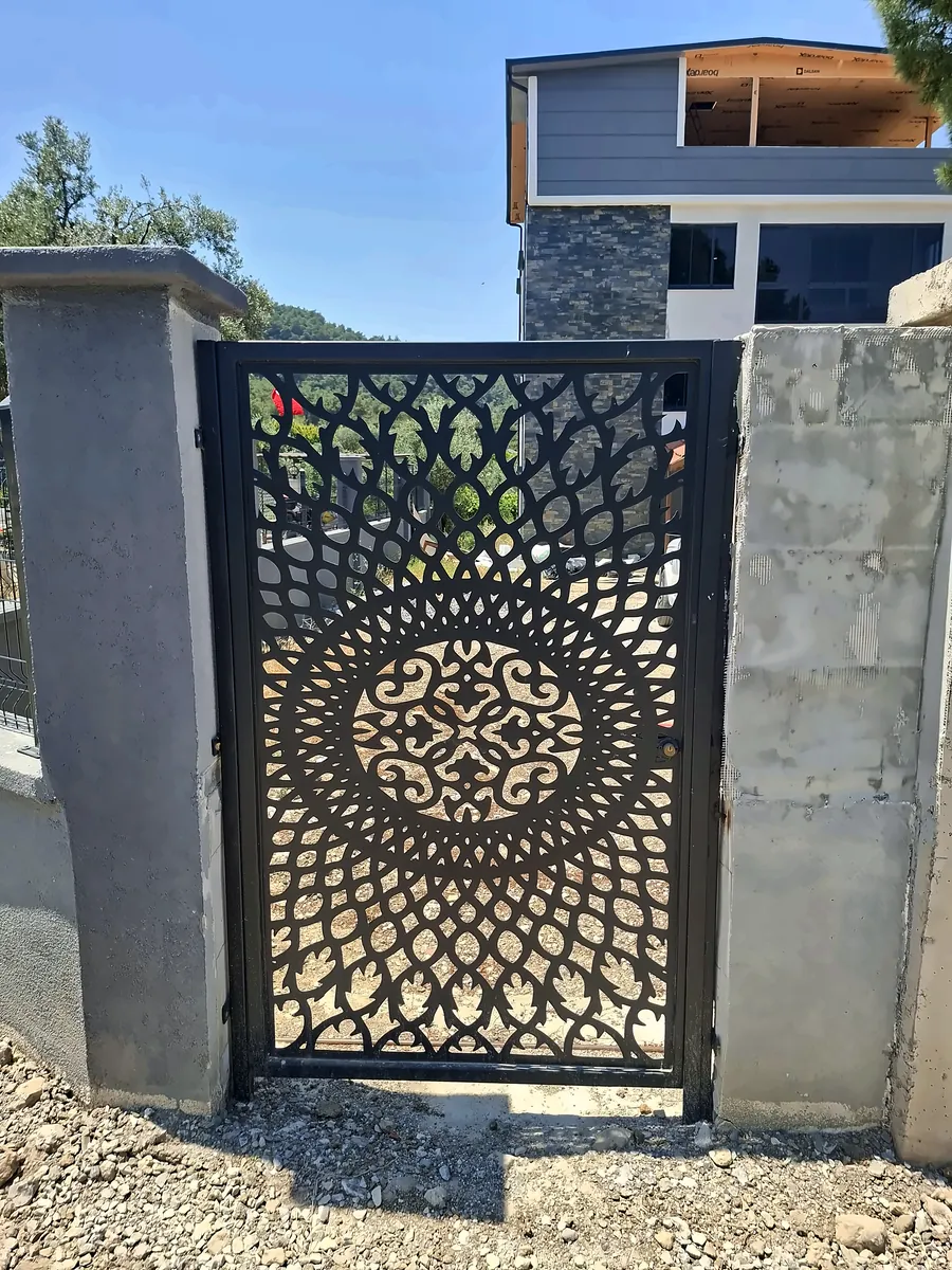 Desenli Yaya Kapısı